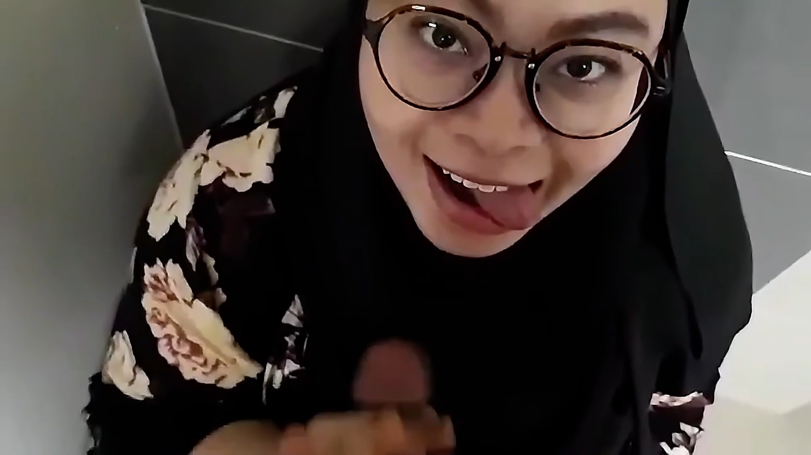 [HijabBJ] Tudung Hitam Kulum Pelir di Tandas